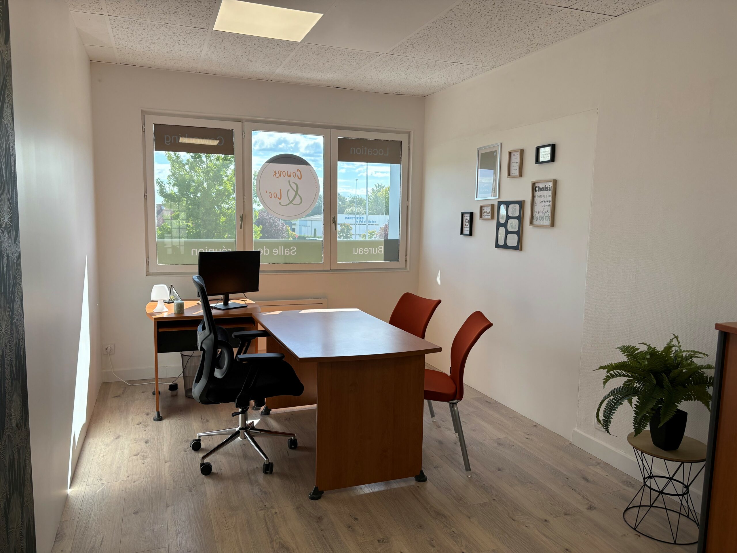 Bureau meublé à louer chez COWORK&Loc' à Sancé, près de Mâcon — bureau lumineux avec mobilier, vue dégagée sur la verdure, idéal pour recevoir des clients