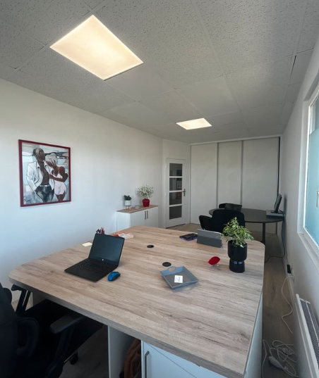 Bureau meublé à louer chez COWORK&Loc' à Sancé, près de Mâcon — bureau lumineux avec mobilier blanc, vue dégagée sur la verdure, idéal pour recevoir des clients
